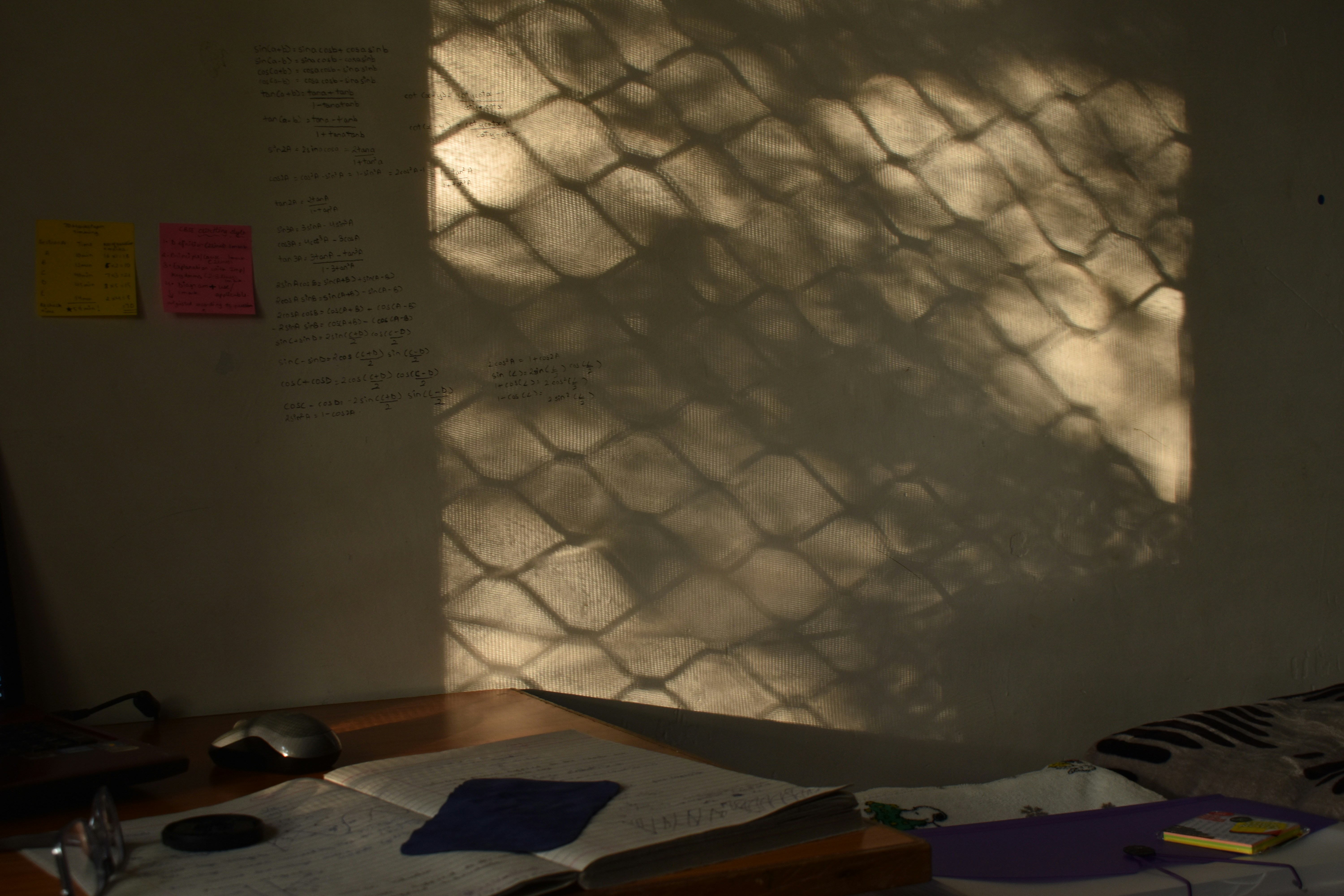 窓からの光が差し込む勉強机